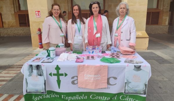Varias voluntarias esta mañana en la plaza de España