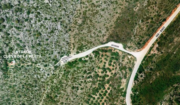 El acceso rodado a la cavidad se realiza desde el punto kilométrico 4,430 de la carretera MA-8401 (Benaoján-Cortes de la Frontera).