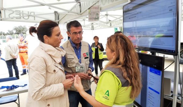 La directora de Emergencias 112 Andalucía, Ana Celia González, y el delegado provincial de Agricultura y Desarrollo Rural, Fernando Fernández Tapia, han encabezado el operativo del simulacro.