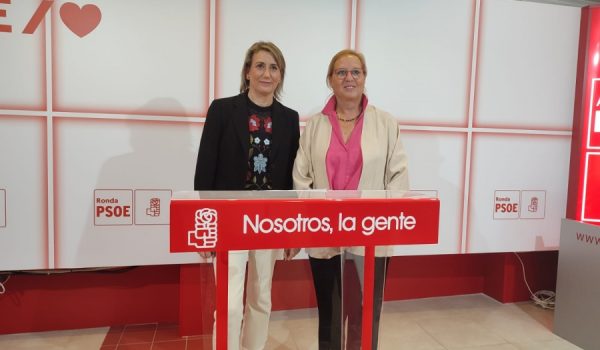 Isabel Aguilera y Paloma Alonso en la sede local del PSOE