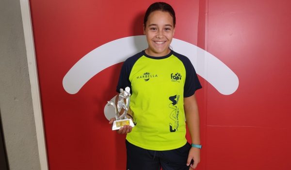 La rondeña posa con el último trofeo de subcampeona que ha conseguido en Cádiz