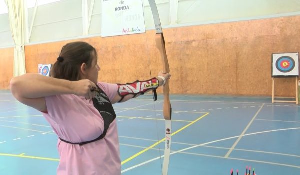 Esta actividad impulsada por AYUCA junto a la Federación Andaluza de Caza se realiza cada semana en el polideportivo Cristóbal Guerrero.