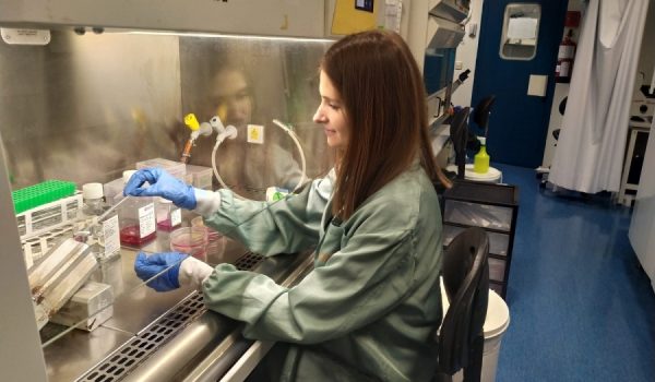 Elena pudo disfrutar de una beca en el Centro de Investigaciones Oncológicas de Alemania y anima a que los estudiantes que puedan busquen oportunidades similares en el extranjero.