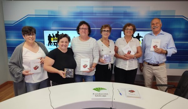 Miembros del grupo de sevillanas presentan el libro en el plató de Charry TV