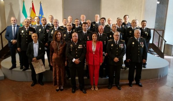 En la imagen los agentes reconocidos junto a diversas autoridades.