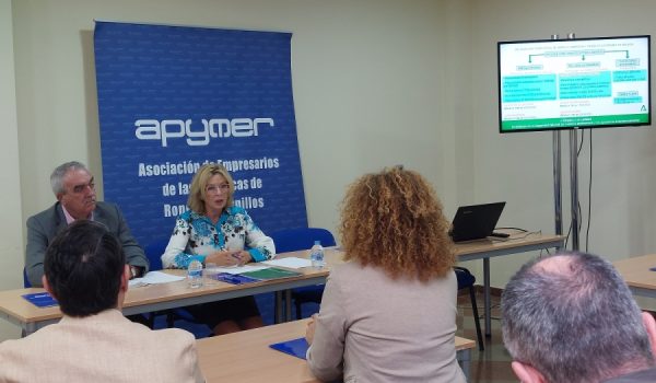 La delegada provincial de Empleo, Carmen Sánchez Sierra, ha visitado este jueves la sede de APYMER para dar detalles sobre esta nueva línea de ayudas.