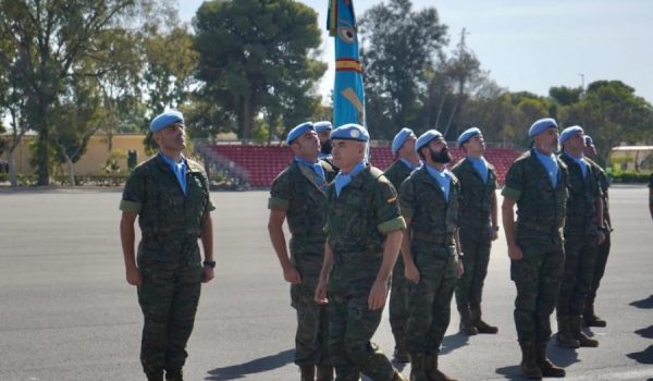 El General de División Melchor Marín, junto a efectivos de la X Bandera Millán-Astray