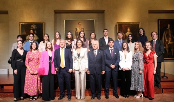 Foto de familia en el acto de entrega de becas