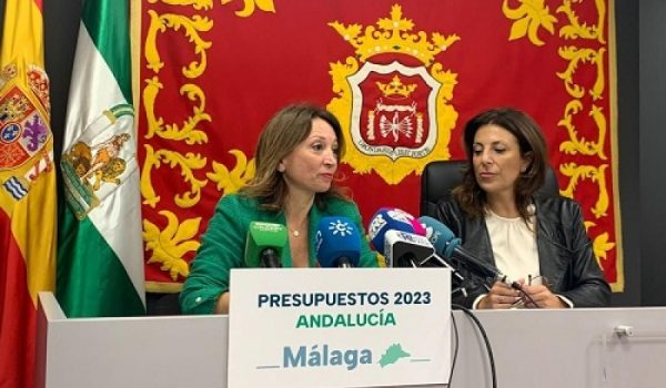 Patricia Navarro, delegada del gobierno andaluz en Málaga, y María de la Paz Fernández en rueda de prensa