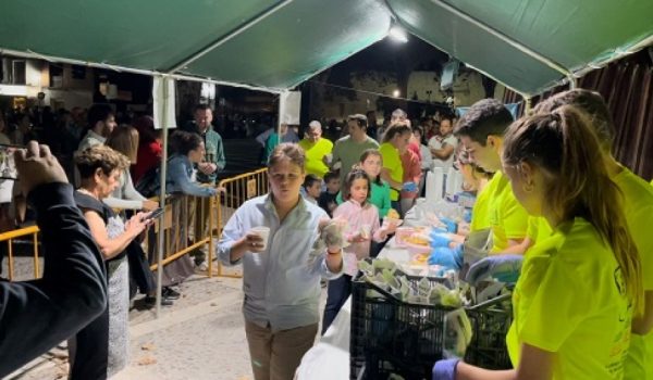 Niños recogiendo sus castañas en el tostón