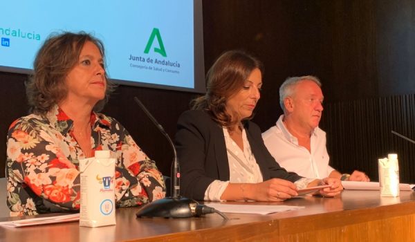 García junto a la alcaldesa de Ronda, María de la Paz Fernández, y el director gerente del Servicio Andaluz de Salud (SAS), Diego Agustín Vargas.