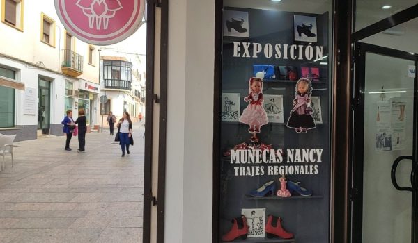 La muestra está compuesta por una treintena de muñecas.