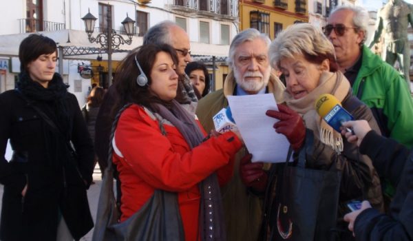 Victoria Sendón, representante del Observatorio de Práctica Política de Ronda, durante la lectura de comunicado.