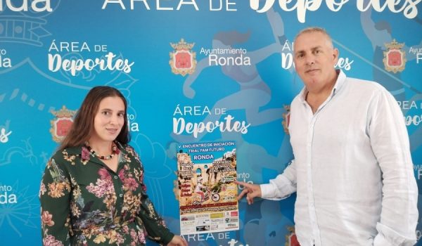 Virginia Moreno, madre de Claudia, junto al concejal de Deportes