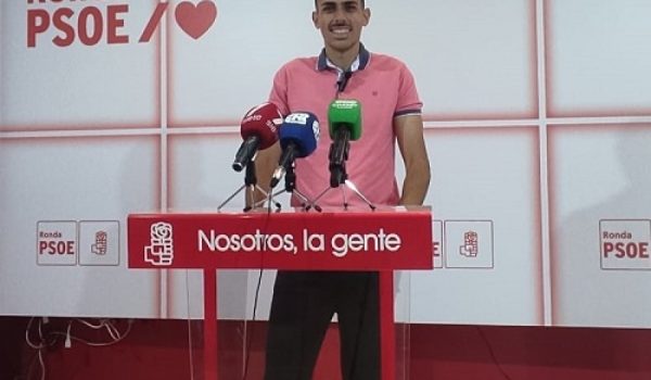 Rafa Domínguez ha explicado las medidas que las Juventudes Socialistas y las protectoras de animales consideran oportunas en la ciudad