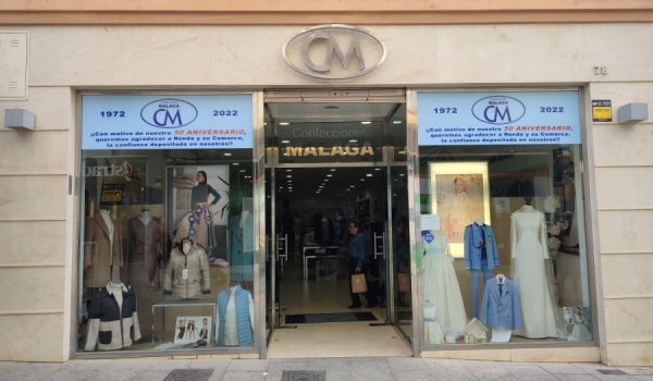 Situado en el número 78 de Carrera Espinel, es una referencia local en trajes para eventos importantes como bodas, fiestas o comuniones.