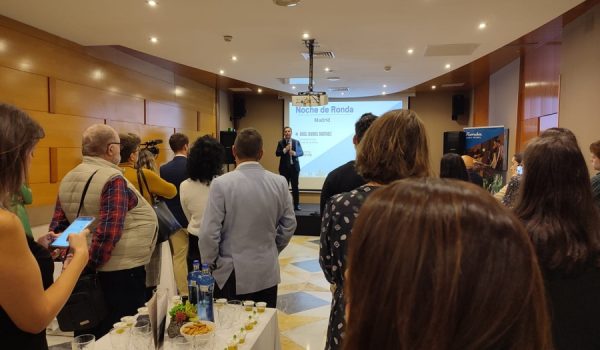 Los asistentes degustaron productos locales y realizaron catas de vino y aceite