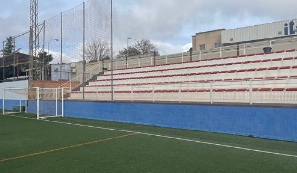 La obra consistirá en la construcción de una cubierta, una estructura de cerramiento, la pavimentación y la instalación eléctrica