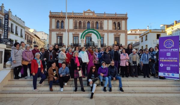 Un centenar de personas se han congregado en este espacio en el Día Internacional para la Eliminación de la Violencia contra la Mujer