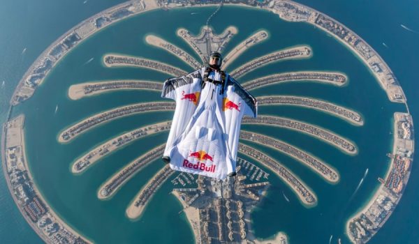 El saltador ubetense, sobre la isla artificial Palma Jumeirah, en Dubai