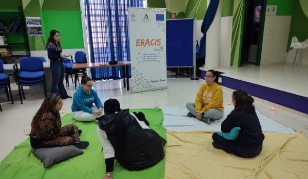 Un grupo de usuarias participan en un taller de emociones en el centro cívico de La Dehesa
