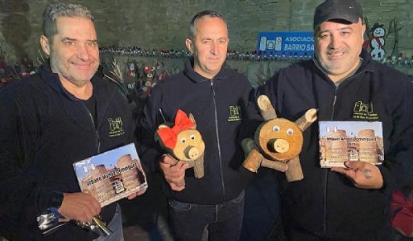 Los adornos son un agradecimiento para la colaboración que los negocios le prestan a la asociación