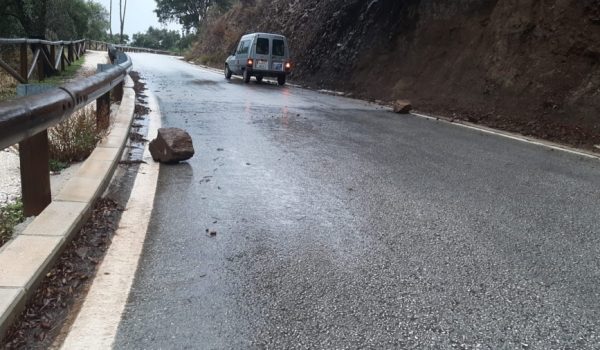 Piedras en la carretera MA-8301 (Jubrique) a causa de las precipitaciones
