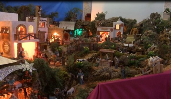 La exposición tiene varias alturas que se han salvado con escaleras y caminos inclinados para simular montañas