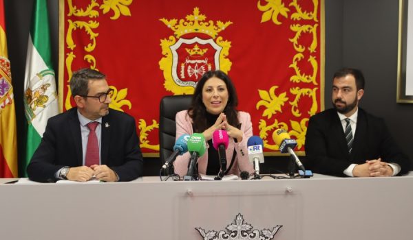 El delegado provincial de Economía e Industria junto a la alcaldesa de Ronda y el concejal de Industrias.