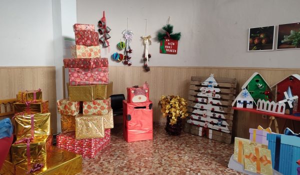 Varias mujeres del colectivo vecinal están realizando elementos decorativos con materiales reciclados.