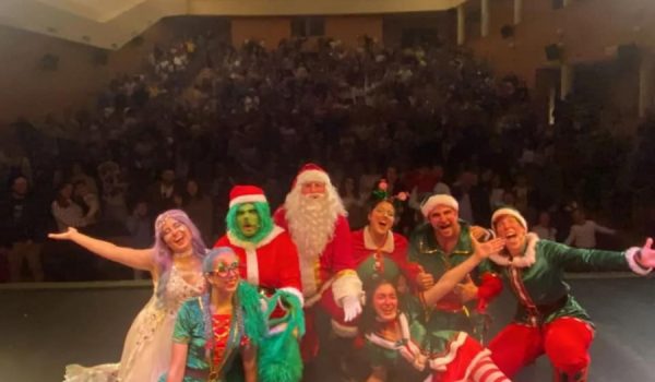 El teatro Vicente Espinel se llenó de espectadores que disfrutaron de ambos pases.