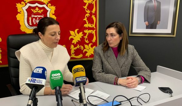 La alcaldesa de Ronda y la edil de Bienestar Social han sido las encargadas de comenzar este reparto de cheques