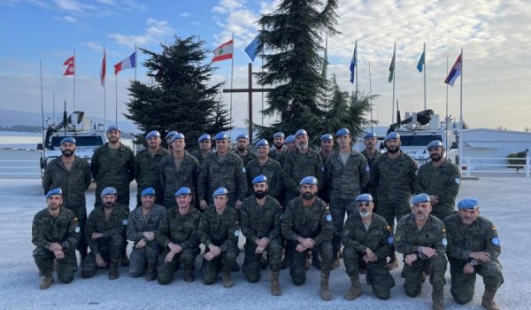 Legionarios del denominado SPANBATT, durante la grabación de un mensaje dirigido a las familias