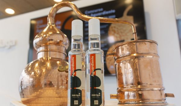 Un alambique y varias botellas del licor jubriqueño en la presentación del evento en la sede de la Diputación de Málaga