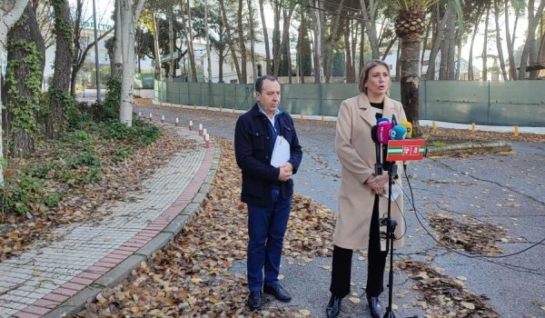 Los parlamentarios andaluces han ofrecido una rueda de prensa junto al edificio del antiguo hospital