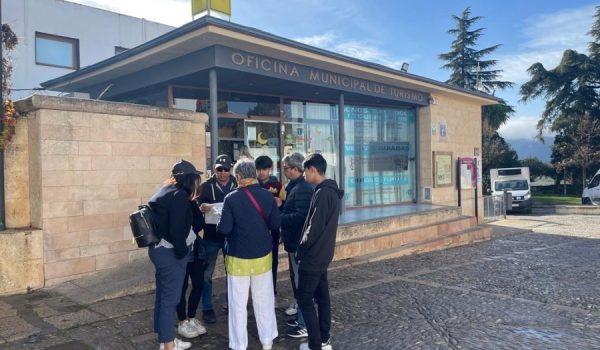 Un grupo de turistas junto a su guía frente a la Oficina Municipal de Turismo de Ronda