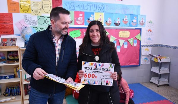 Se han entregado cheques de 600 euros a todas las familias con hijos matriculados en el colegio del pueblo