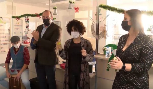 El grupo, formado por Ainhoa Pérez, Ana Cristina Mata, Roberto Spanó, Miguel Lorca y Jesús Urda, ha llevado el espíritu festivo por todos los rincones del hospital