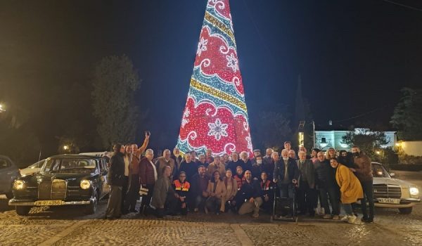 Los vehículos han parado en la plaza del Teniente Arce para atener a los medios y tomar una fotografía.