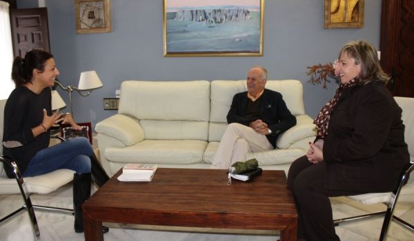 El arquitecto, en su última reunión en el Consistorio rondeño con María de la Paz Fernández e Isabel María Barriga.