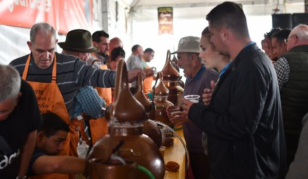 El aguardiente fue destilado de forma artesanal, con alambiques y en la plaza del pueblo