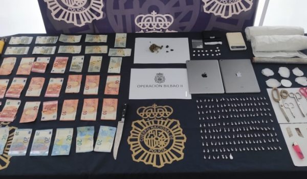 Los investigadores encontraron 184 papelinas de heroína y cocaína, 280 euros en efectivo, dos balanzas de precisión y otros utensilios para el tráfico de sustancias