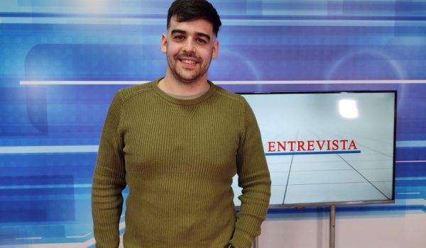 El joven empresario en el plató de Charry TV