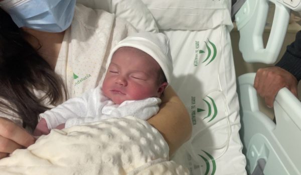 Ha pesado 3 kilos y 890 gramos y ha medido 56,5 centímetros.