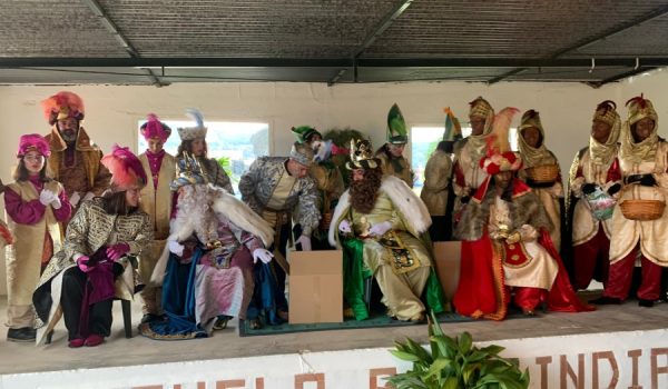 Los Reyes Magos en el patio de la escuela rural de La Indiana