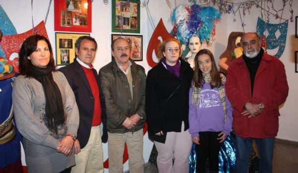 La exposición recoge disfraces, libretos, fotografías, carteles y vídeos de las actuaciones en las galas desde 1981 hasta nuestros días.