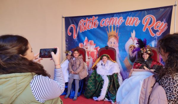 Una madre fotografía a un grupo de pequeñas disfrazadas de Melchor, Gaspar y Baltasar.