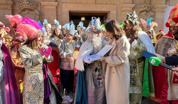 El acto de entrega tuvo lugar en la plaza Duquesa de Parcent, frente a la casa consistorial.