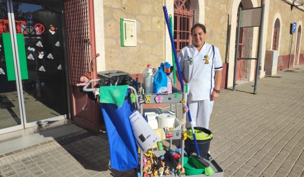 Esta limpiadora ha decorado su carro con todos los regalos que ha ido recibiendo a lo largo de los últimos siete años.