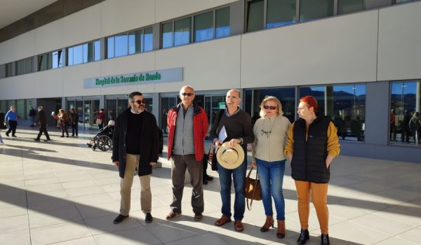Miembros del colectivo en la entrada principal del Hospital de la Serranía de Ronda